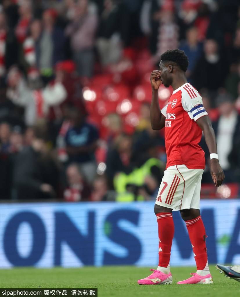 阿森纳昔日边锋伊沃比揭秘“聚光灯”魔咒：温格曾为派对事件严厉警告，豪门压力如何炼成？